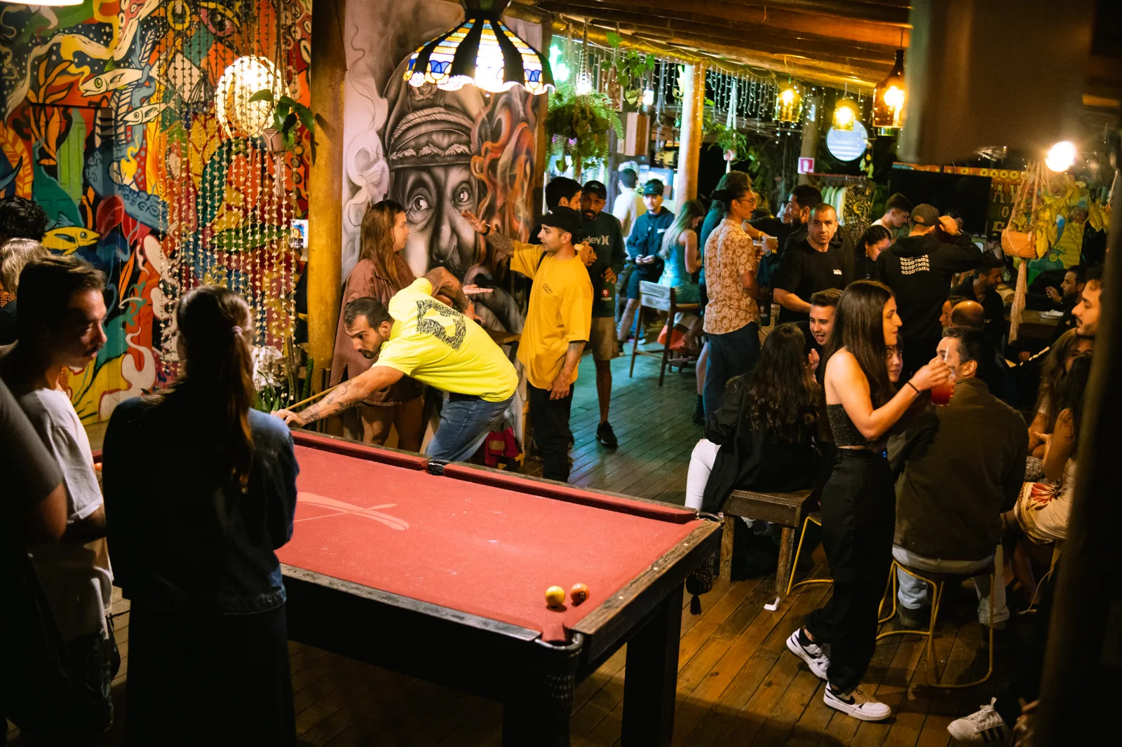 Bar e área social do Hostel da Vila à noite