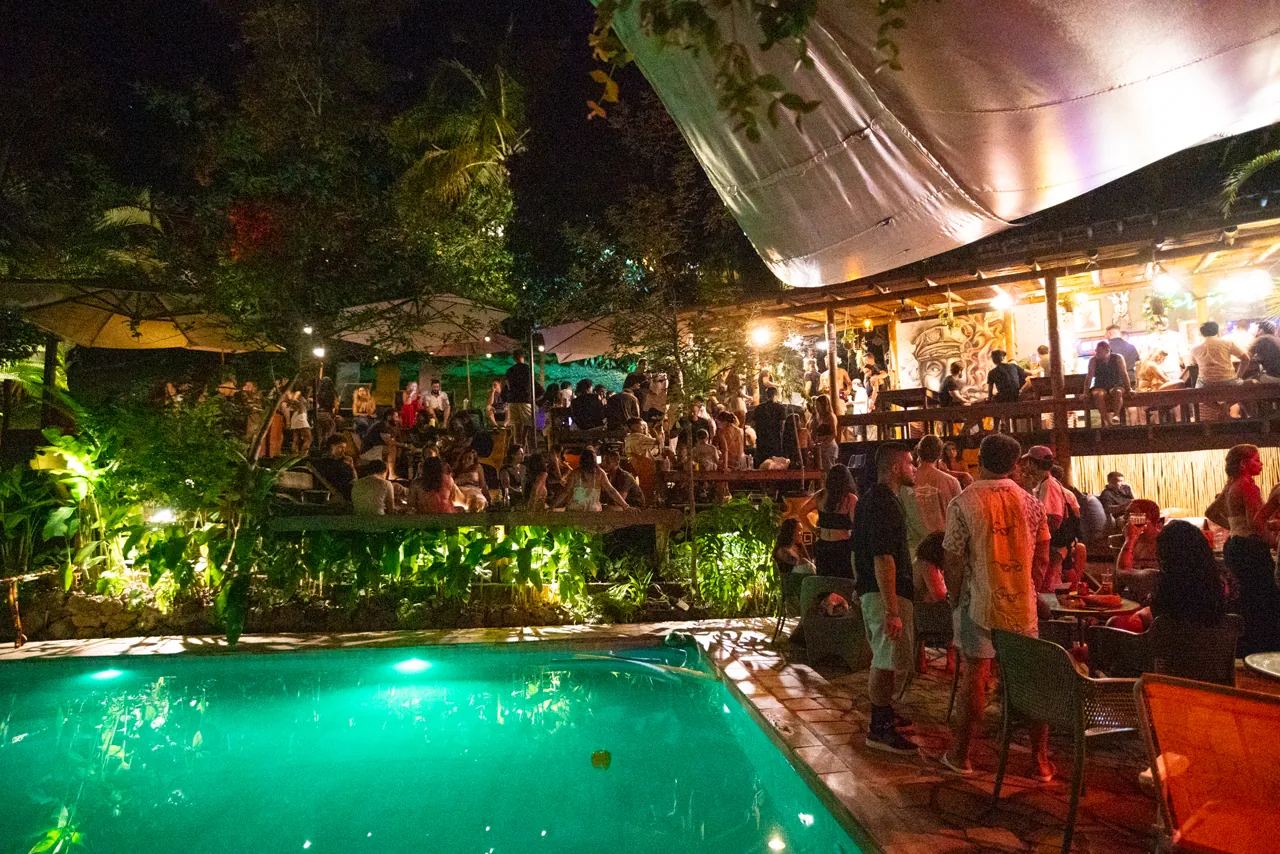 Festa à noite no Hostel da Vila, Ilhabela